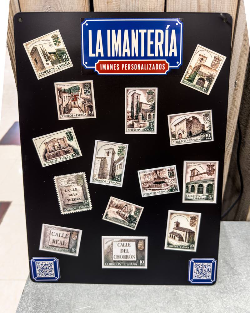 Expositor de chapa negra de 30 × 40 cm, colgado en la pared, con imanes de estilo retro