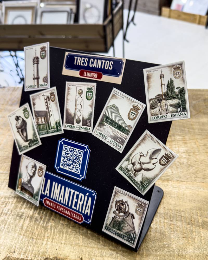 Expositor cuadrado de sobremesa de 20 × 20 cm sobre el mostrador, con imanes de La Imantería