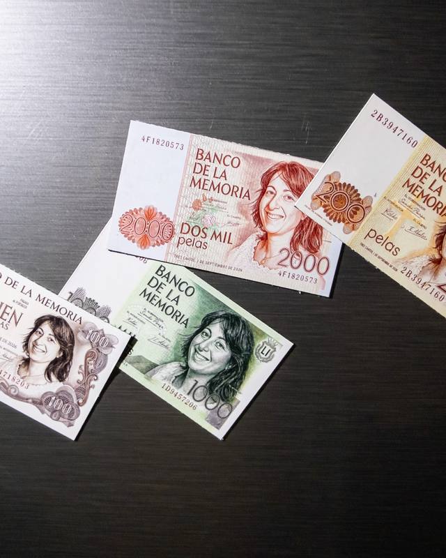Imanes de billetes de distintos valores repartidos por la puerta de una nevera