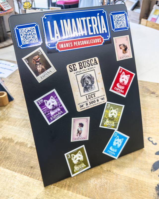 Expositor rectangular de sobremesa con imanes de mascotas
