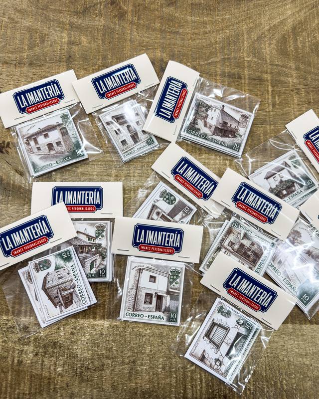 Bolsas individuales con la cabecera de La Imantería sobre una mesa de madera