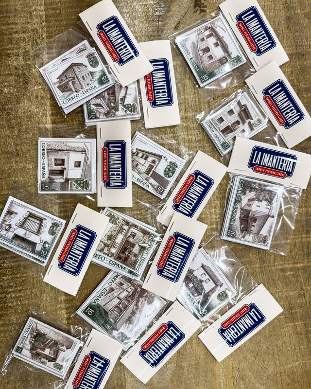 Varias bolsas de imanes con la cabecera de La Imantería preparadas para enviar