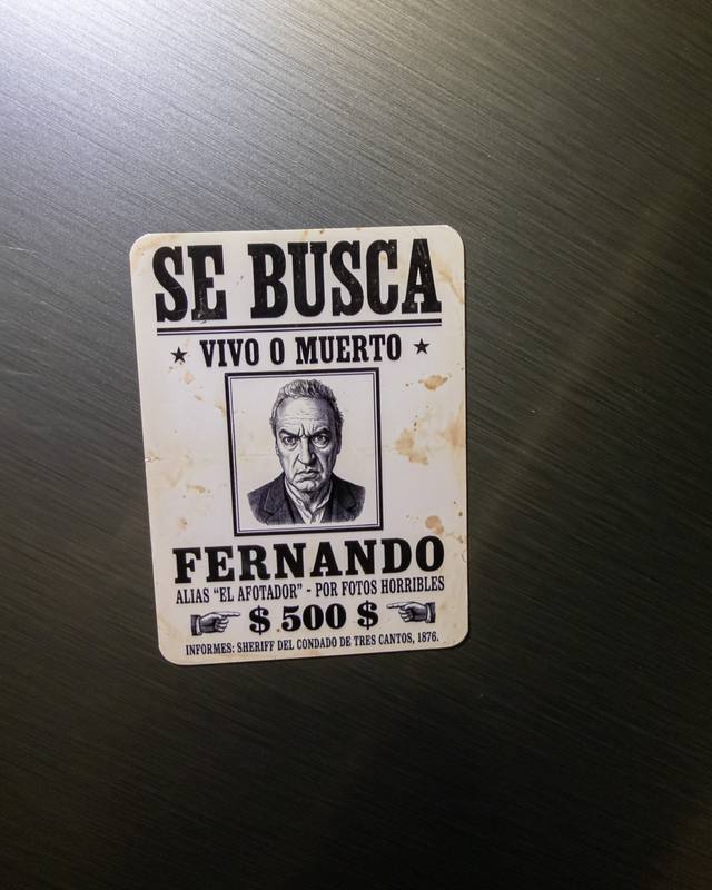 Imán con un cartel de Se busca del Oeste pegado en una nevera